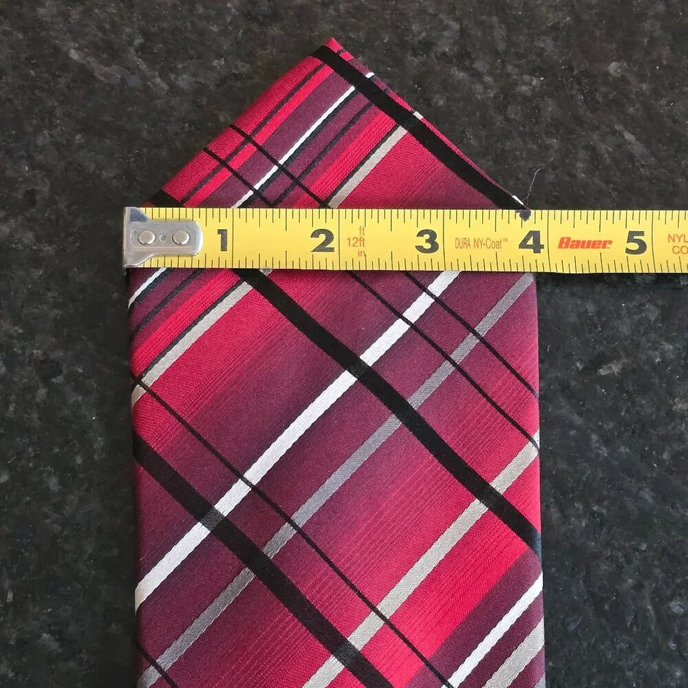 VanHeusen Tie: 100% Silk